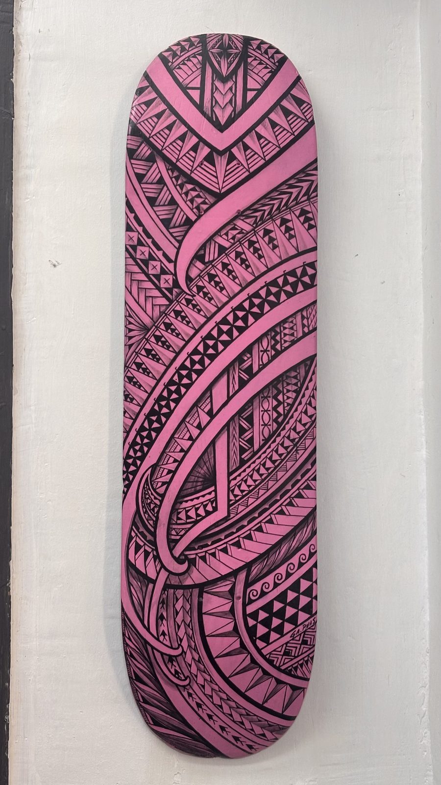 Tabla polinésica pintada a mano, por Gabriel Púas
