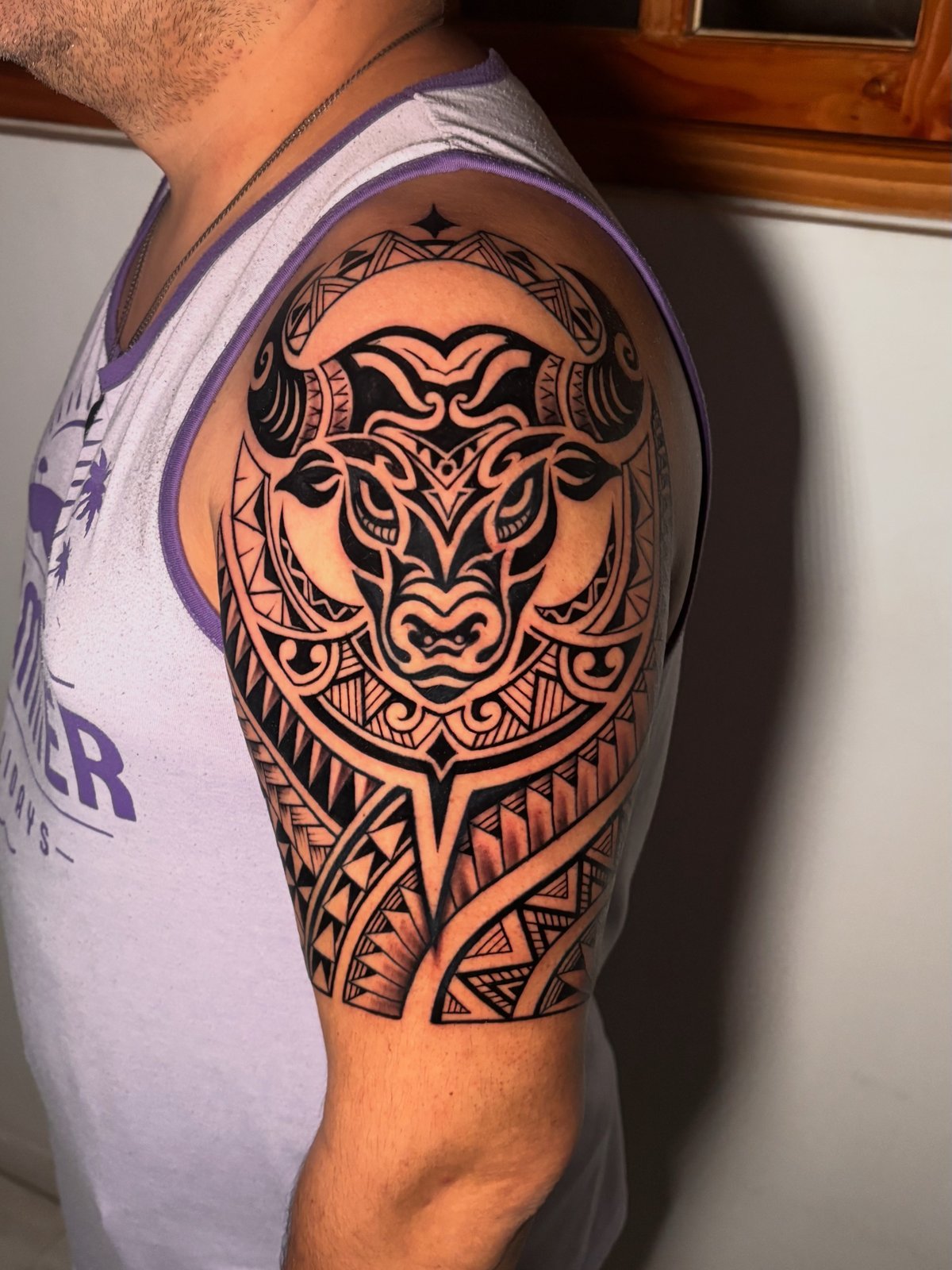 Guerrero y jaguar en el hombro, estilo realismo, por Brian